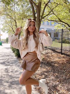 HF21G276 Sand Pullover Sweater HYFVE Thanksgiving Fits, Senior Photo Outfits, Autumn Look, Pullover Outfit, Picture Outfits, White Boots, Thanksgiving Outfit, Mode Inspo, Casual Winter Outfits