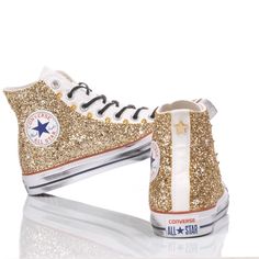 Converse All Star Glitter Gold, a women's sneaker with an all-new, distinctive look. Covered in gold glitter on both sides and finished with studs between the eyelets and finally a vintage stain for an aged effect, so that your feet sparkle with every step. The Converse All Star Glitter Gold will come with black rope laces in addition to its original white ones. For even more comfort, we offer you our heel lift insole which, in addition to comfort, gives you a few extra centimetres and an i Gold Sneakers With Rhinestones And Round Toe, Gold Rhinestone Sneakers With Round Toe, Gold Sneakers With Speckled Midsole And Round Toe, Gold Low-top Sneakers With Glitter Accents, Casual Gold Glitter Sneakers, Gold Glitter Low-top Sneakers, Gold Glitter Lace-up Sneakers, Converse Glitter, All Stars Converse