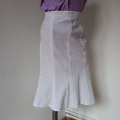 White skirt Vintage skirts for woman  Clothing Retro clothes  White Tulip Skirt  Size S M Waist 28 inches / 71 cm Hips 36 inches / 91.5 cm Length 27 inches / 68.5 cm Condition: Vintage Condition Retro Clothes, 2000s Clothing, Office Clothes, Retro Office, Rock Vintage, Y2k Skirt, Tulip Skirt, Vintage Skirts, White Tulips