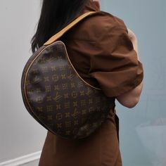 LOUIS VUITTON CROISSANT MM HAND BAG MONOGRAM M51512 Engraved / Number : FL1002 Pocket : Outside: -, Inside: Pocket*2 Size(Inch) : W 11.8 x H 8.3 x D 2.4 " Shoulder Drop. 8.7 - 9.4 " Size(cm) : W 30.0 x H 21.0 x D 6.0 cm Shoulder Drop. 22.0 - 24.0 cm Color / Material : Brown / Monogram Canvas, Leather Comes with : - SKU Number : AO33450 Delivery 5-8 or 10-15 working days Please note that during high season and Sale period, delivery times may be affected We accept payment with a Credit card, Debit card, or PayPal. Louis Vuitton Croissant, Mm Monogram, Hermes Constance, Vintage Monogram, Birkin 25, Vintage Louis Vuitton, D 2, Lv Bag, Canvas Leather