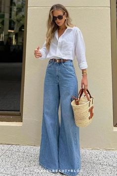 My top 15 picks for the best tops to wear with wide leg jeans. Continue reading 15 Perfect Tops to Wear with Wide Leg Jeans at Travel Beauty Blog. Casual Chic Outfits, Capsule Wardrobe Outfits, Chique Outfits, Outfit Primavera, Wardrobe Outfits, Stylish Work Outfits, Casual Chic Outfit