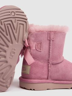 Leather upper . Back bow detail . Back logo detail . Water repellent . Shearling lining and insole . EVA rubber sole Mini Baileys, Knitwear Outfit, Bailey Bow, Walker Shoes, Shearling Boots, Stella Mccartney Kids, Swimwear Cover, Swim Accessories, Shearling Jacket