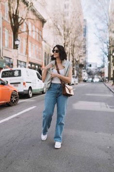 Are you looking to channel your inner '90s this summer? It's easy when you follow these styling tips for '90s jeans! From light washes to funky details, '90s jeans are making a huge comeback and can easily be mixed and matched with other pieces for a head-turning look. Whether you'd like to create a casual and laid-back look or something a bit more daring, we've got you covered with our tips on how to style '90s jeans this season. 90 Tattoo, Tech Decor, Jeans And Sneakers Outfit, 90s Style Jeans, 90s Room, Style 90's, Writing Tattoo, Tattoo Writing, 90s Bedroom