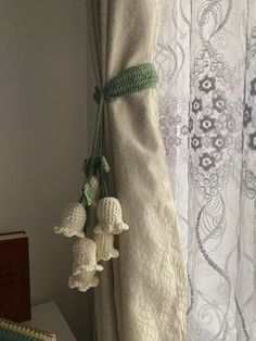 Crochet Outside Decor, Curtain Ties Crochet, Crochet Curtain Tiebacks, Crochet Curtain Ties Free Pattern, Curtain Tie Crochet, Crochet Interior Design, Crochet Dorm Ideas, Knit Room Decor, Crochet For Apartment