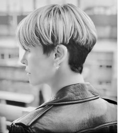 The Modern Bowl Cut Is This Fall's Hottest Look | Chatelaine Modern Bowl Cut, Charlize Theron Short Hair, Brunette Bangs, Bowl Haircuts, Modern Bowl, Bad Haircut, Sandy Blonde, Cool Blonde, Love Your Hair