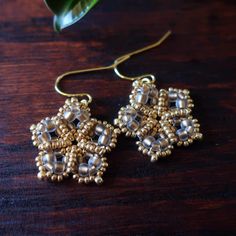 Temple Tree Mandala Flower Beaded Earrings - Sand and Gold Tree Mandala, Flower Beaded Earrings, Diy Jewelry Videos, Tree Heart, Beaded Jewelry Earrings, Beautiful Beadwork, Mandala Flower, Beaded Jewels, Beaded Earrings Patterns