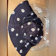 Brand New With Tag! Questions? Leave A Comment Below! Black Daisy, Reversible Bucket Hat, Bucket Hat Black, Olivia Black, Daisy Print, Alice Olivia, New Color, Bucket Hat, Daisy