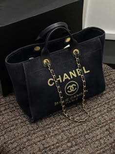 Le sac cabas Deauville incarne le mariage parfait entre praticité et style, offrant une allure décontractée tout en restant fidèle à l'élégance et au raffinement emblématiques de la maison Chanel. • État : C - Bon état • Dimensions : 39 x 28 x 23 cm • Matière : Fibres mélangées dorées • Couleur : bleu nuit profond. • Vendu avec : Dustbag, facture, hologramme Chanel Iphone Case, Chanel Paris, Hermes Bags, Timeless Handbag, Bags Designer Fashion, Exclusive Bag, Fendi Bags, Dior Bag, Handbag Accessories