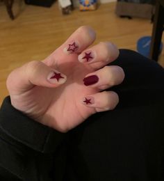 Red Nails Black Star, Red Star Nails Short, Aesthetic Short Nail Ideas, Cute Nails Stars, Burgundy Star Nails, How To Do Star Nails, Black And Red Star Nails, Nails With Red Stars, Dark Red Star Nails