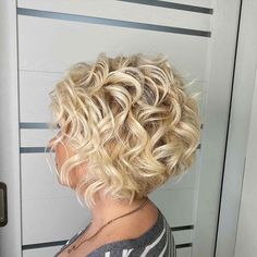 Short Blonde Curls Naturally Curly, Short Curly Blonde Highlights, Blonde Curly Haircut, Curly Blonde Short Hair, 2023 Curly Hair Trends For Women, 2023 Perm Trends, Blonde Curly Short Hair, Curly Blonde Bob, Curly Cuts With Layers