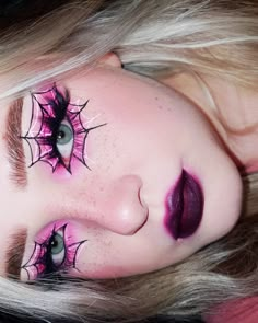 Halloween Inspired Makeup Looks, Halloween Makeup Work, Halloween Theme Makeup, Halloween Liner Makeup, Easy Halloween Make Up Look, Cool Makeup Looks Creative Halloween, Halloween Eyeshadow Makeup, Halloween Makeup For Work, Pink Halloween Makeup