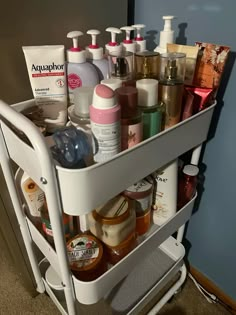 female hygiene, organization, self care Body Care Shelf, Self Care Shelf, Self Care Storage, Body Care Storage, Self Care Bathroom, Hygiene Products Organization, Female Bathroom Ideas, Body Care Organization, Clean Girl Hygiene