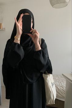 #khimaar #abaya #hijabfashion #hijabstyle #hijaboutfit #hijabinspiration #fashion #totebag #neutrals #poses #instagram #blackoutfit #blackabaya #outfitinspo Abayas Outfit, Black Abaya Aesthetic, Abaya Poses, Abaya Aesthetic, Abaya Girl, Modest Aesthetic, Islamic Fashion Dresses, Estilo Hijab, Simple Hijab