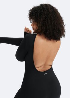 Make a statement with our U-Back Long Sleeve Bodysuit, combining elegance with comfort. The open back adds a polished touch, with the soft, stretchy fabric designed for day-to-night comfort. Dance Leggings, Body Manga Longa, Short Noir, High Neck Bodysuit, Dance Pants, High Intensity Workout, Crop Top Bra, Comfort Design, Squat Proof