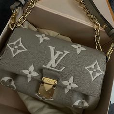 Length: 9.5 In Height: 5 In Width: 3.5 In Drop: 8 In Drop: 21 In Color: Dove (Limited) Comes With: Box, Dust Bag, Leather Strap, Chain Strap, Barely Used. Excellent Condition. Plastic On The Hardware Still Intact Can Offer Via P Or Vnmo Luxury Luggage Sets Louis Vuitton, Luxurious Backpack, Luxury Luggage Sets, Purse Louis Vuitton, Louis Vuitton Purses, Luxury Bag Brands, Luxury Luggage, Expensive Bag, Makeup Images