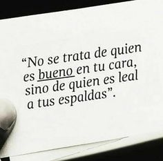 a person holding up a piece of paper with a quote on it that reads, no se trata de que quien es