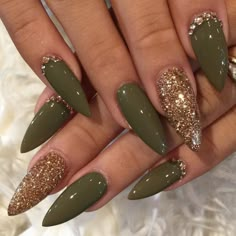 Stiletto Nägel Olivgrün und Golden Strasssteine Gold Stiletto Nails, Ongles Gel Violet, Olive Nails, Coffin Nails Matte, Golden Nails, Stiletto Nail Art, Pointed Nails, Acrylic Nail Art, Nailed It