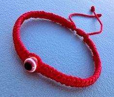 Es una Pulsera roja y tiene en la parte de arriba un ojo turco color rojo y tejida con hilo Espiga número nueve ajustable los hilos que cuelgan hacia abajo se deslizan para más comodidad Mirar las fotografías para más detalles  Excelente regalo para alguien muy especial  Gracias por su apoyo Adjustable Red Jewelry For Festivals, Red Jewelry For Beach Festivals, Handmade Red Evil Eye Bracelet, Red Evil Eye Bracelet For Good Luck, Traditional Red Jewelry For Good Luck, Red Evil Eye Bracelet Gift, Handmade Red Evil Eye Bracelet Gift, Handmade Red Evil Eye Bracelet As A Gift, Handmade Red Evil Eye Bracelet For Gift