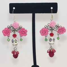 Pink Red and White Sugar Skull Earrings made with Swarowski crystals, czech fire polished beads to make them sparkle. These make the perfect accessory for calavera/skull lovers or to adorn during Dia de lost Muertos Sugar Skull Jewelry Diy, Skull Bead Jewelry, Sugar Skull Jewelry, Red Sugar, Sugar Skull Earrings, Sugar Skull Makeup, Skull Lover, Skull Bracelet, Rose Rouge