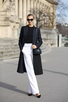 Outfit Bianco E Nero, Karlie Kloss Outfits, Karlie Kloss Style, Paris March, Models Off Duty Style, Paris Mode, Paris Fashion Week Street Style, Karlie Kloss