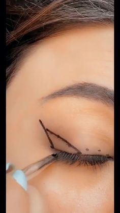 Step by step on achieving a winged eyeliner on a eyeEyeliner makeup tutorial. Eyeliner Training, Lower Eyeliner, Eye Eyeliner, Doll Eye Makeup, Eye Makeup Techniques