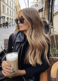 #hair #haircolor #haircut #hairideas #hairinspiration #balayage #brownhairbalayage #brownhair #bronde #brondebalayage #brondehair #hairstyles #haircolorbalayage #haircolorideas Trendy We Fryzurach, Hair Streaks, Brown Balayage, Blonde Hair With Highlights, Brown To Blonde