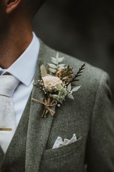 Groom wears rustic pastel rose buttonhole tied with brown string Boho Grooms Boutonniere, Men Buttonhole Wedding, Wedding Button Holes Rustic, Mens Buttonholes Wedding Grooms, Men’s Buttonholes, Boho Wedding Buttonholes, Men’s Wedding Flower, Champagne Wedding Dress With Groom, Groom Buttoniere Wedding