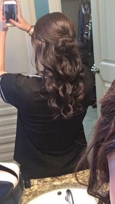 Hair For Hoco Up, Easy Down Prom Hairstyles, Hairstyles For Hoco Medium Length Hair, Homecoming Hair Mid Length, Cute Hairstyles For Homecoming Simple, Hoco Hairstyles Dark Hair, Prom Hair Down Brown, Hair Styles Grad, Brunette Hairstyles Prom