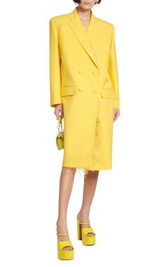 Confectionné avec précision et sophistication, ce trench-coat saisissant met en valeur la maîtrise de l'élégance artistique de Valentino. La luxueuse laine vierge est complétée par une doublure en soie, tandis que les épaules audacieuses et les revers crantés ajoutent une touche intemporelle. Une bordure en plumes ton sur ton encadre le devant et l'ourlet mi-long, complétant le design impeccable.
Devant croisé
Col à revers pointus 
Manches longues; poignets boutonnés 
Poches latérales à rabat ; Chevron Outfit, Trench Coat Dress, International Clothing, Wool Trench Coat, Feather Trim, Luxury Women Fashion, Trench Coats, Lapel Collar, Coat Dress