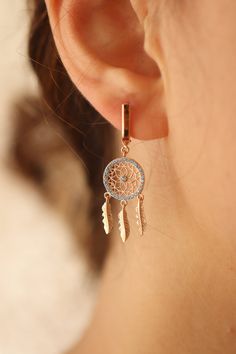 "14k Gold Dream Catcher Earring / Handmade Gold Blue Stone Dream Catcher Earring Available in Gold, Rose Gold and White Gold The dreamcatcher is a protective talisman that is used to protect people from nightmares and bad dreams ❥ ITEM DETAILS ---> Gold Color of Choice : Yellow Gold, Rose Gold, White Gold ---> Material : 14k ( 585 ) Real Gold. It is Not Gold Filled or Gold Plated ---> Made to order ---> Pendant Height : 13 mm ---> Pendant Width: 13 mm ---> Closure: Latch Back - Protective Talisman, Earring Christmas, Earring Minimalist, Minimalist Earrings Gold, Dream Catcher Earrings, Mother Christmas Gifts, Earring Handmade, Gold Armband, Bad Dreams