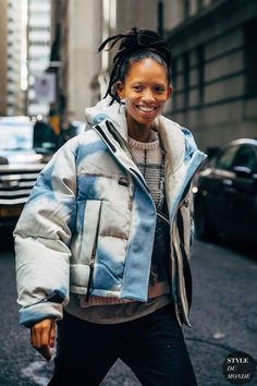 Here's How To Pull Off The Tie-Dye Trend With No Regrets Fashion Show Street Style, Adesuwa Aighewi, Street Fashion Show, 1950s Jacket Mens, Ski Apparel, Cargo Jacket Mens, Street Style New York, Khaki Parka, Green Cargo Jacket