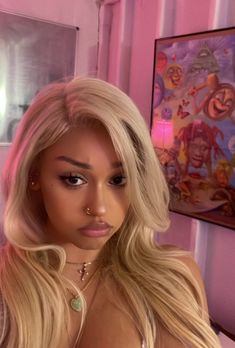 Wig Hairstyles Bangs, Platinum Blonde Hair On Brown Skin, Blonde Hair Color Ideas Black Women, Black People With Blonde Hair, Y2k Blonde Hair, Woc Hairstyles, Blonde Baddie, Brown Skin Blonde Hair