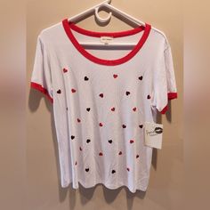 Pretty White Shirt With Scattered Hearts. It Has Red Piping Around The Neckline And Sleeves. Twist Shirt, Free Kisses, Anchor Shirts, Heart Tshirt, Owl T Shirt, Olive Green Shorts, Yellow Ties, Top Shirt Women, Short Sleeve Tunic