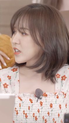 Wendy Haircut, Color Trends 2023, Wendy Rv, Brown Hair Color Ideas, Korean Short Hair, Hair Style Korea, Brown Hair Color, Hair Inspiration Short, Medium Short Hair