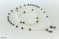 Black and White Glasses Holdereyeglasses Chain Whiteglasses - Etsy Diy Necklace Easy, Beads Lanyard, Glasses Cord, Eyeglass Chain Holders, Glasses Lanyard, White Glasses, Eyeglasses Chain, Eyeglass Accessories, Glasses Chains