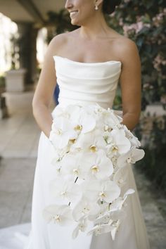 A delicate bridal bouquet made of white orchids, showcasing elegance and purity, ideal for a sophisticated wedding. White Orchid And Calla Lily Bouquet, White Orchid Wedding Decor, White Orchid Wedding Bouquet, White Orchid Bouquet Wedding, Bouquet Wedding Orchid, Wedding Bouquets Orchids, Bouquet Shapes, Orchids Bouquet, White Orchid Bouquet