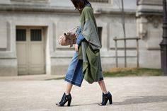 84 Outfit Ideas For Style Extroverts #refinery29  http://www.refinery29.com/2015/03/83675/paris-fashion-week-2015-street-style#slide-37  Denim and army green can look almost regal when they come in silhouettes like these. Fall Attire, Denim Chic, Denim Diy, Street Style Inspiration, 2015 Fashion, Jeans Flare