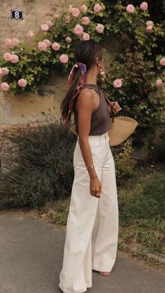 Greece Outfit Women, European Fashion Women Classy, Strapless Summer Outfits, Outfits To Wear In California Summer, European Outfits September, Conference Outfit Summer, Coastal European Outfits, Europe In The Spring Outfits, Canada Outfit Ideas Summer