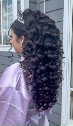 Pretty Quince Hairstyles, Quince Hairstyles Without Crown, Purple Quinceanera Hairstyles, Qenseñera Hair Ideas, Hairstyles Quinceanera Half Up, Quincera Hair, Quinceanera Hairstyles With Flowers, Hair Sweet 16