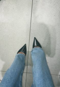 Point Toe Heels Outfit, Pumps Heels Outfit, Pointy Heels Outfit, Jeans And Heels Outfit, Black Pointy Heels, Pointed Heels Outfit, Kitten Heels Outfit, Black Heels Outfit, Jeans Heels Outfit