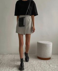 Day Party Outfit Summer Casual, Buoyant Style, Comfy Professional Outfits, Short Pencil Skirt, Woman In Black, Summer Office, Skirt Outfit