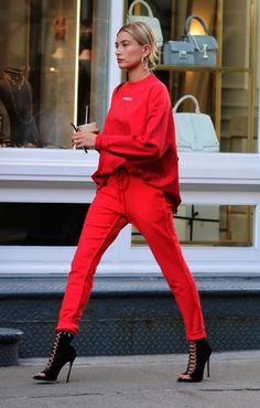 Hailey Baldwin Street Style, Red Sweatpants, Hailey Baldwin Style, Street Syle, Hailey Bieber Style, Cooler Look, Hailey Baldwin, Celebrity Street Style, Street Style Inspiration