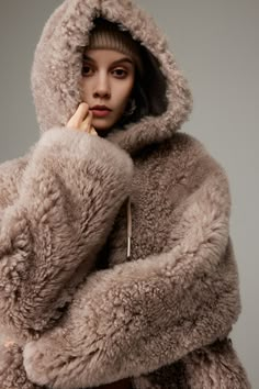 Embrace Winter Warmth: Chic Hooded Shearling for Effortless Elegance ( Pre-sale - Expected to ship out within 7-10 days ) Our Fluffy Crop Shearling Teddy Coat with Hood is the epitome of winter comfort and style. Made from imported shearling, this coat blends exquisite luxury with a casual, sophisticated aesthetic. Its plush, soft texture gives a feeling of warmth and comfort, akin to a cozy embrace. Its inclusive design fits all body types, effortlessly complementing any outfit. The hooded desi Sheepskin Coat Women, Teddy Jacket Outfit, Mens Fur Coat, Teddy Bear Coat, Bear Coat, Hooded Winter Coat, Mens Fur, Sophisticated Aesthetic, Coat With Hood