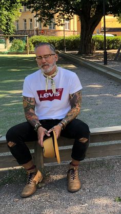 Hector Garcia, Retro Style Outfits, Tatto Boys, Bohemian Men, Older Mens Fashion, Hipster Mens Fashion, White Beard, Ageless Style, Just Style