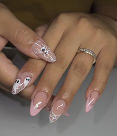 Pretty Halloween Nails Almond, Short Nails Design Ideas 2024 Autumn, Almond Halloween Acrylic Nails, Cutesy Fall Nails, Cute Halloween Almond Nails, Almond Nails Halloween Designs, Nail Art Crazy, Spooky Season Nails Almond, Cute Halloween Nails Almond