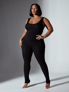 Plus Size Fashion Photoshoot, Fashion Poses Plus Size, Plus Size Poses Photography, Plus Size Modeling Poses Photo Shoots, Plus Size Reference Poses, Plus Size Action Pose, Curvy Modeling Poses, Plus Size Pose Reference, Plus Size Model Reference