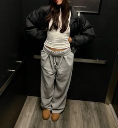 Grey Champion Sweatpants Outfit, Grey Sweatpants And Uggs Outfit, Sweats And Puffer Jacket, Jogger Hoodie Outfit, Acubi Puffer Jacket Outfit, Grey Jacket Outfit Black Women, Puffer Jacket With Sweatpants, Sweatpants And Jacket Outfit, Baggy Sweatpants Outfit Winter