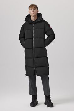 Providing fundamental protection for everyday adventures, the Lawrence Long Puffer is made with Recycled Enduraluxe, a water-repellant fabric with a durable soft-to-the-touch finish. It features a quilted body, an adjustable down-filled hood and a longer back hem. Men Parka, Canada Goose Mens, Winter Puffer Coat, Winter Puffer, Long Puffer Coat, Baby Outerwear, Long Parka, Long Puffer, Mens Parka