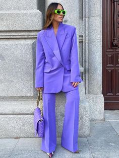 Coloured Suits, Laura Eguizabal, Mode Purple, Trend Forecast, Winter Outfits Aesthetic, Purple Suits, Purple Style, Blazer Women, Purple Outfits