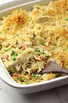 a casserole dish with chicken, noodles and vegetables